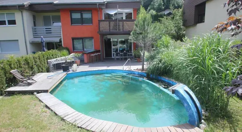 Haus mit Badeteich und Blick zum See