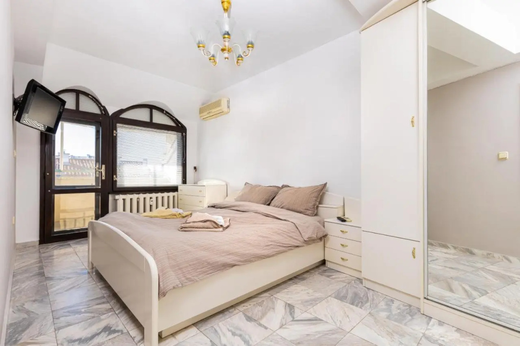 Spacious 2-Bedroom Maisonette in City Centre