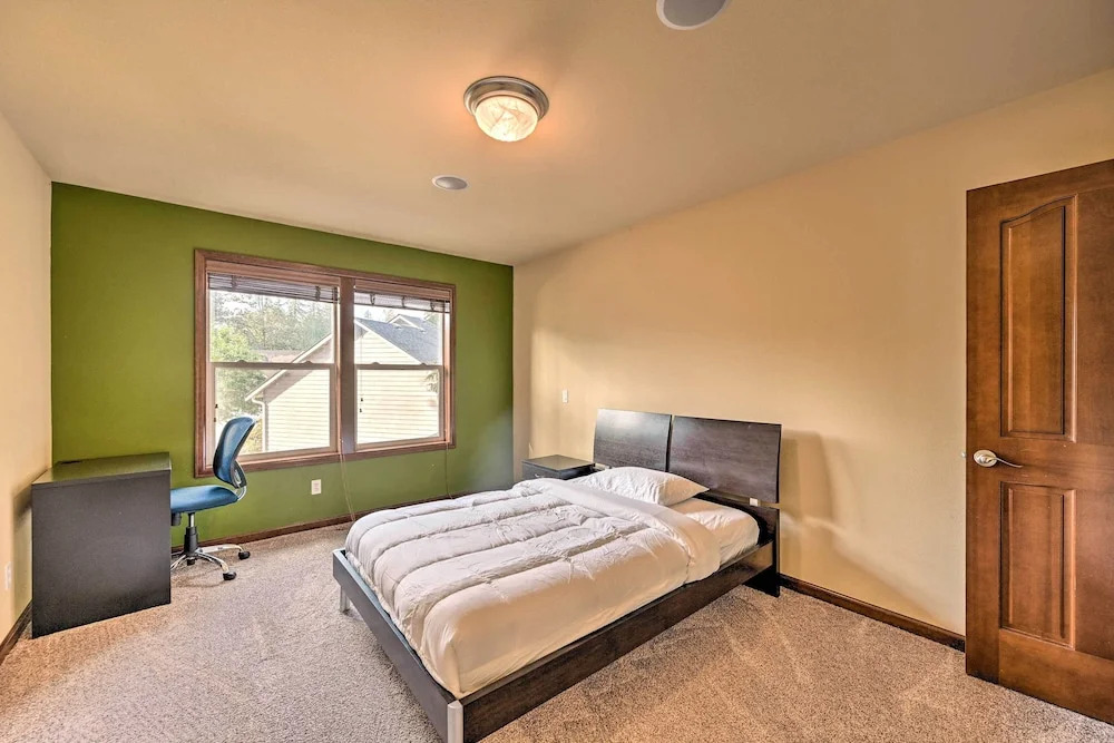 Spacious Kirkland Home 15 Mi to Dtwn Seattle!