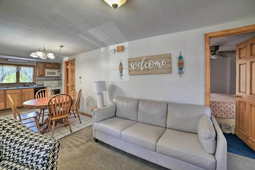 Apt. Walking Distance to OOB Pier & Saco Bay