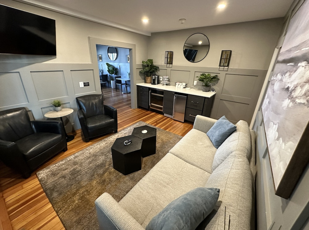Bright 1 Bed/1 Bath On Historic Pelham St - Unit 2 1 Bedroom Home