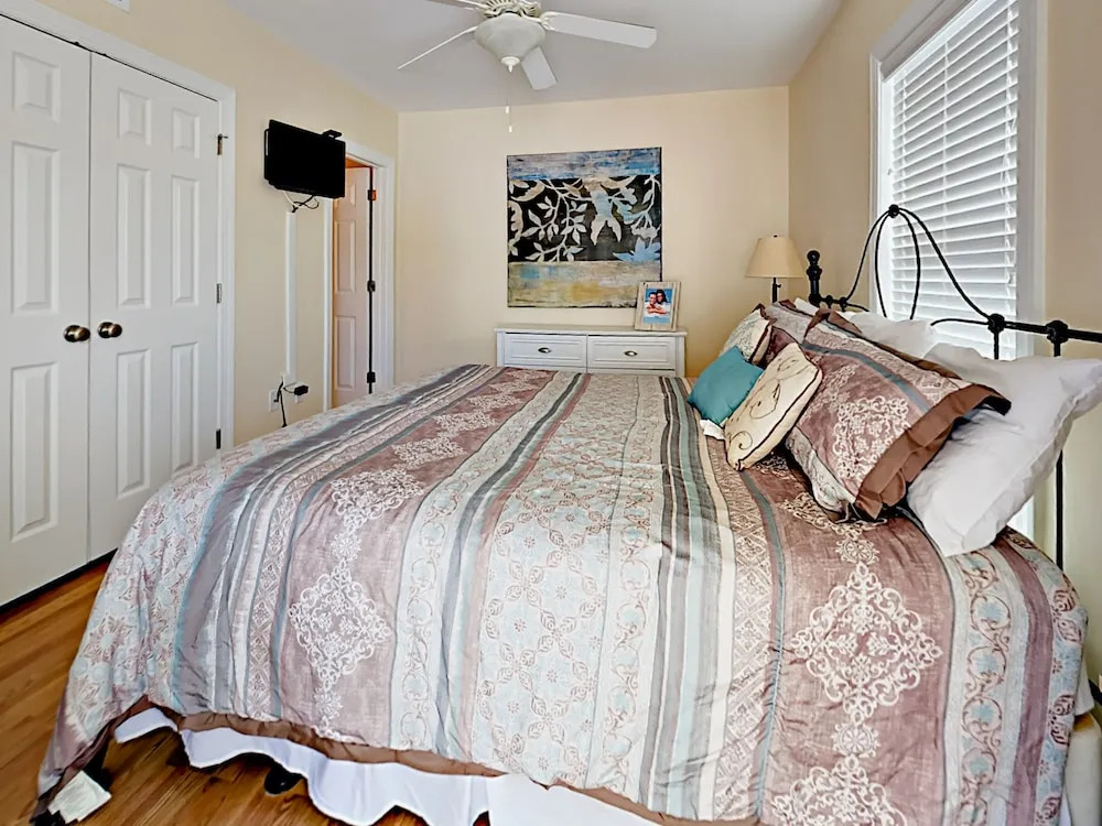 Modern 2br Within 1 Block Of Beach 2 Bedroom Condo