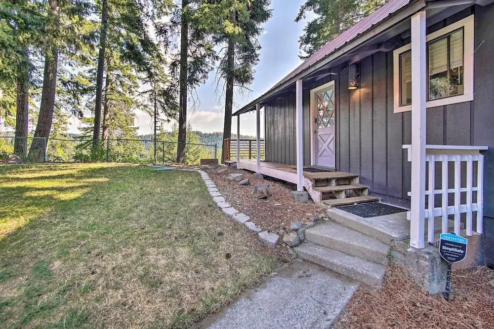 Alpine Retreat w/ Hot Tub & Mountain Views!