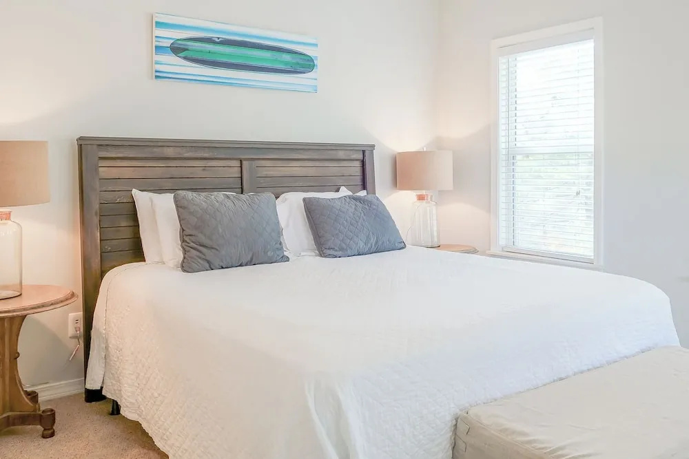 Pet Friendly - 2 Community Pools - Modern Beach House Charm