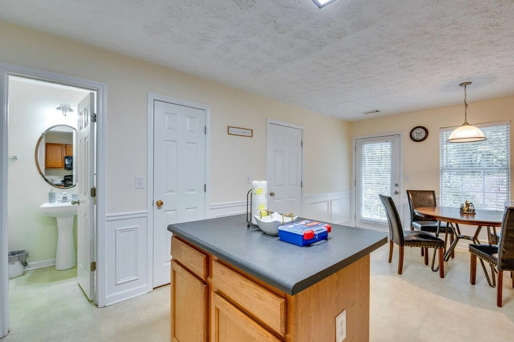 Bright Decatur Townhome ~ 10 Mi to Atlanta!