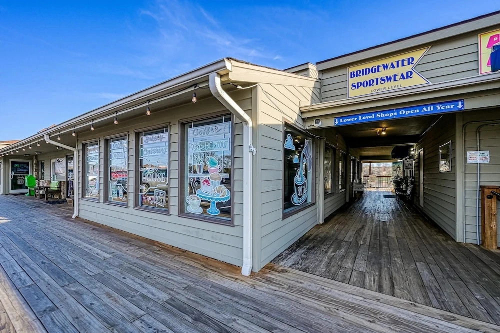 Herons Rest - Lakefront Home With Dock, Pool Table, & hot tub - Dogs OK