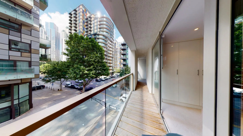 Comfy Two Bed Apartment w Balcony in Canary Wharf