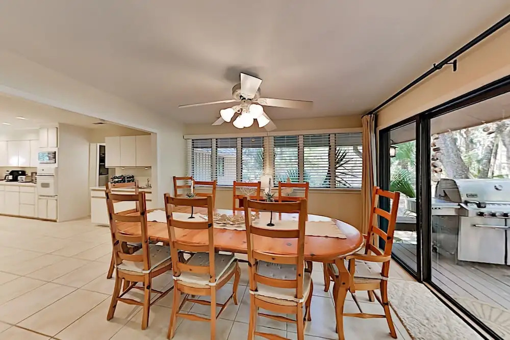 Five Oaks Coastal Cottage in Gated Seabrook Island home
