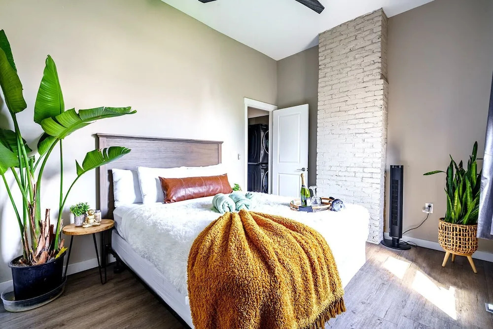 Jungle House Downtown Columbus – Modern Boutique Suites