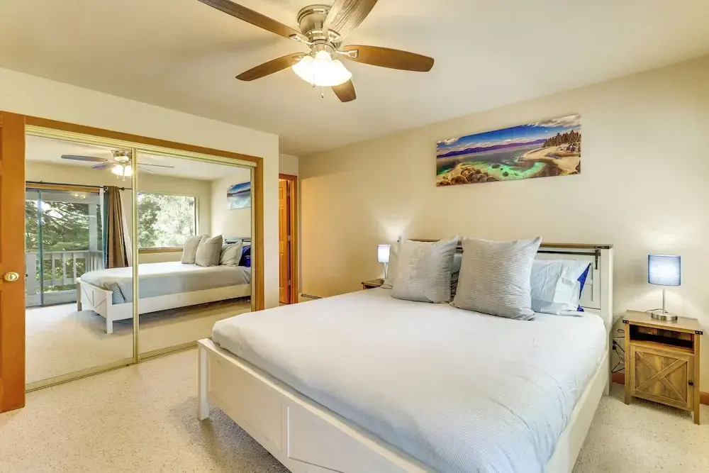 3 Mi to Lake Tahoe: Forest-view Sanctuary w/ Deck!
