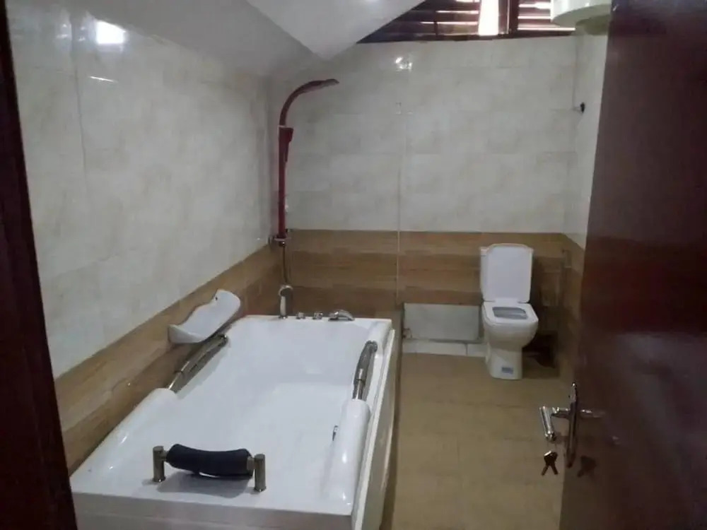 House - Sleeps 6 & Free Parking