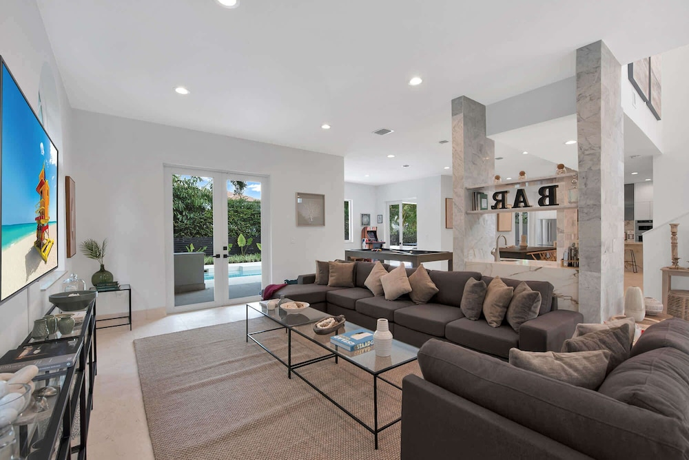 Villa Granada by Rove Waterfront W/pool, Hot Tub