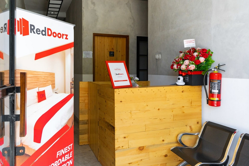 RedDoorz near Sam Poo Kong 3