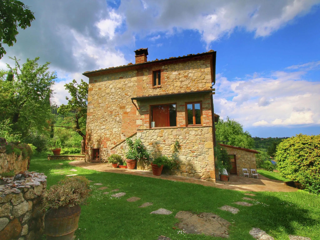 Rustic Villa with Private Pool near Montepulciano