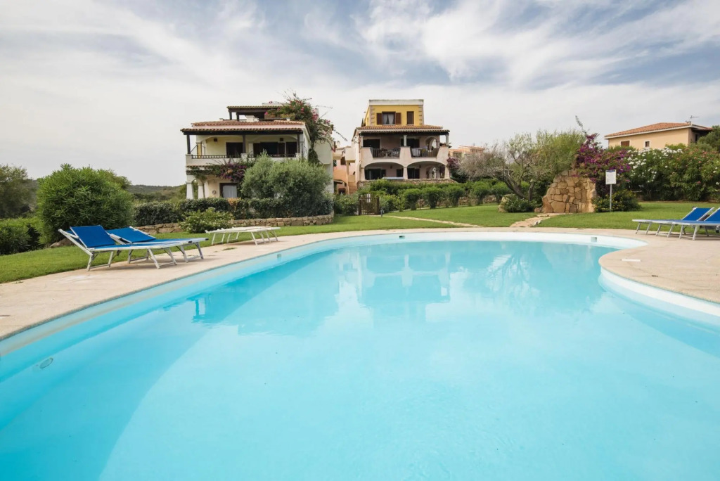 The apartment has 2 bedrooms, living room with kitchen, bathroom with shower and a large covered ter-Pedra Rosa F2