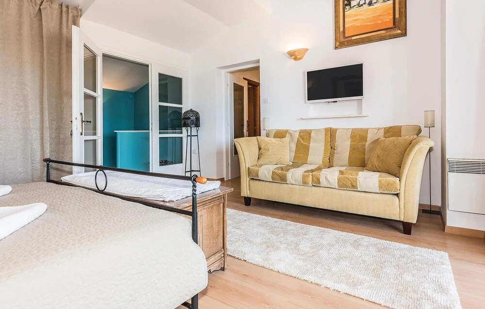 Three-Bedroom Holiday Home In Zaboric