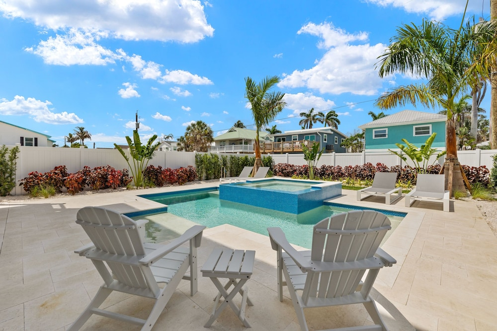 5583 Sun & Salt Retreat: 5br/4.5ba New Pool Home! 5 Bedroom Home