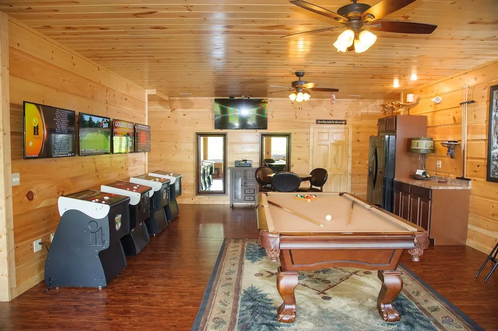 Sycamore Mansion 14 Bedroom Cabin by RedAwning