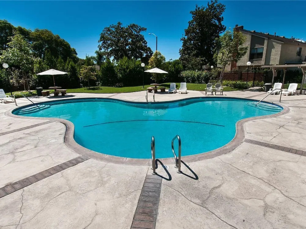 Suite Escapes 7 3 Bedrooms 2.5 Bathrooms Condo