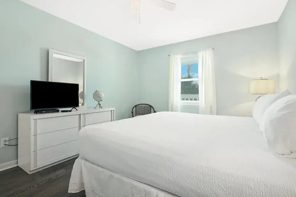 New Owner, New Decor, Steps From Beach, Sleeps 6