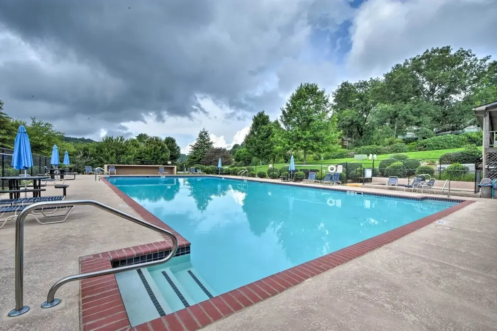 Chalet w/ Mtn Views & Golf Course Access!
