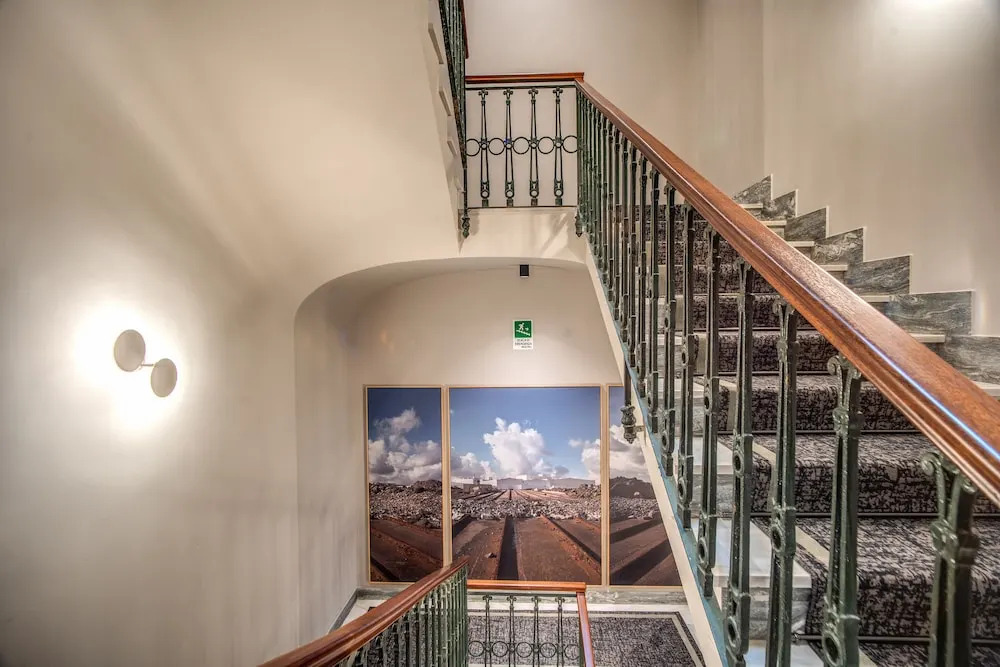 Hotel 77