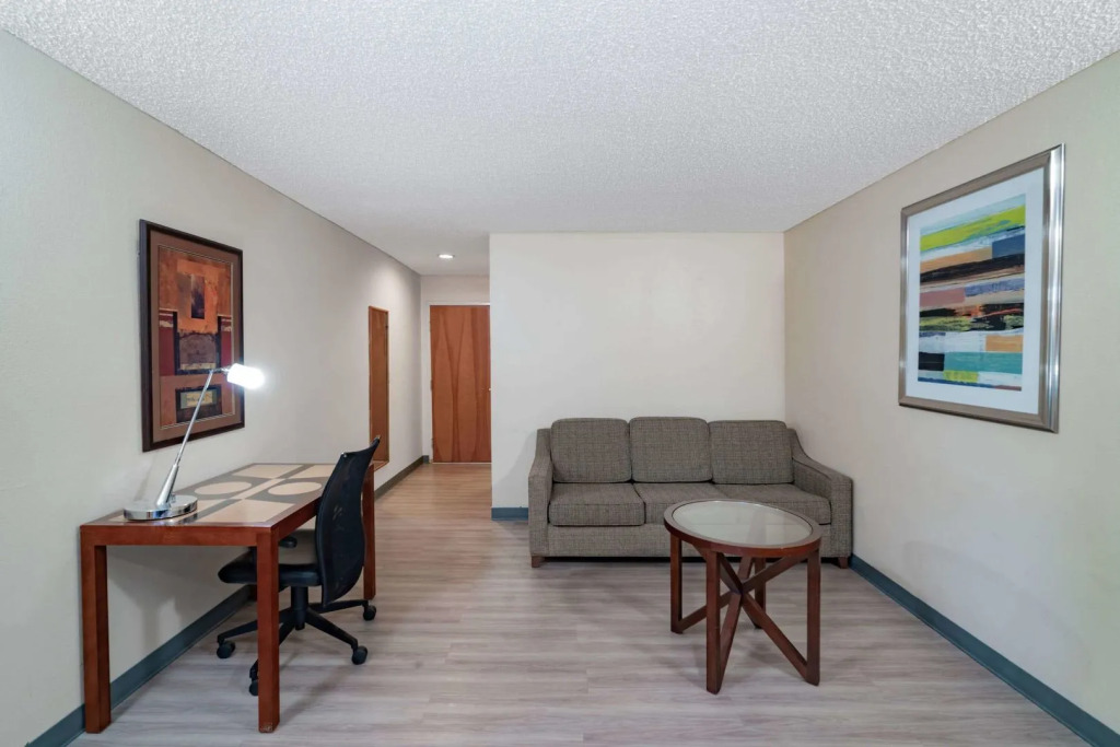 Red Roof Inn & Suites Hinesville Renovated with breakfast