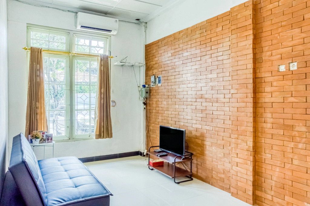 RedDoorz Hostel near Tugu Train Station