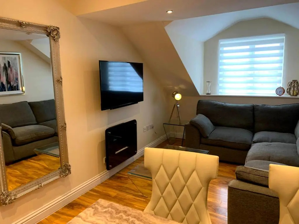 Apartment 5 - two bedroom luxury apartment close to town, mainline rail & theatre stylish and comfortable