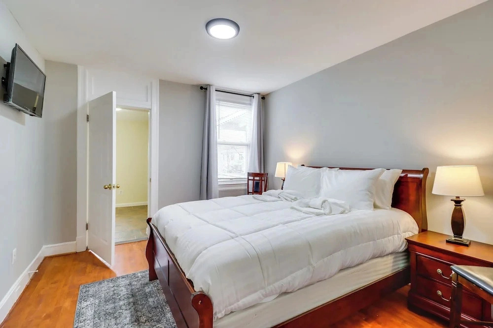 2 Mi to National Mall: DC Townhome