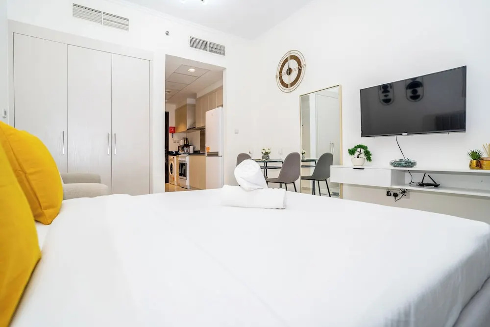 Tanin - Sleek Studio Offering Unobstructed City Views