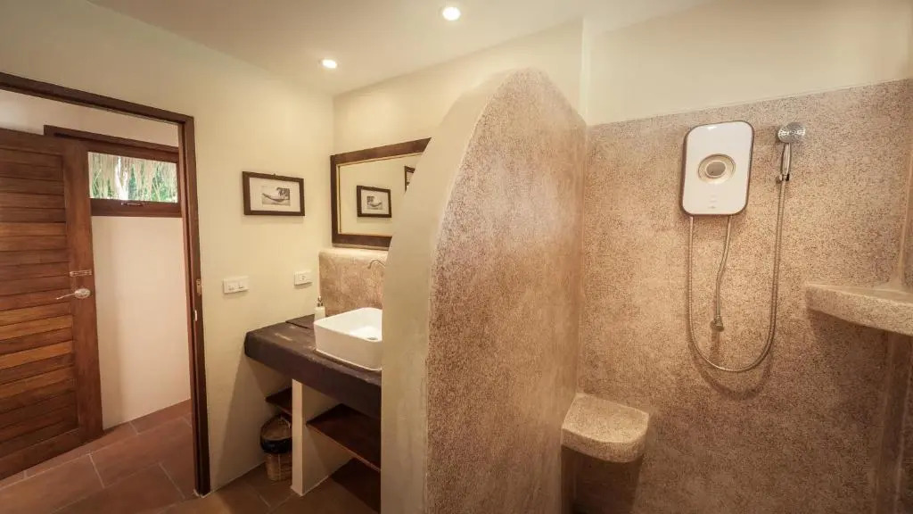 Baan Bai Mai, 2 villas, 8 bedrooms for 16 guests