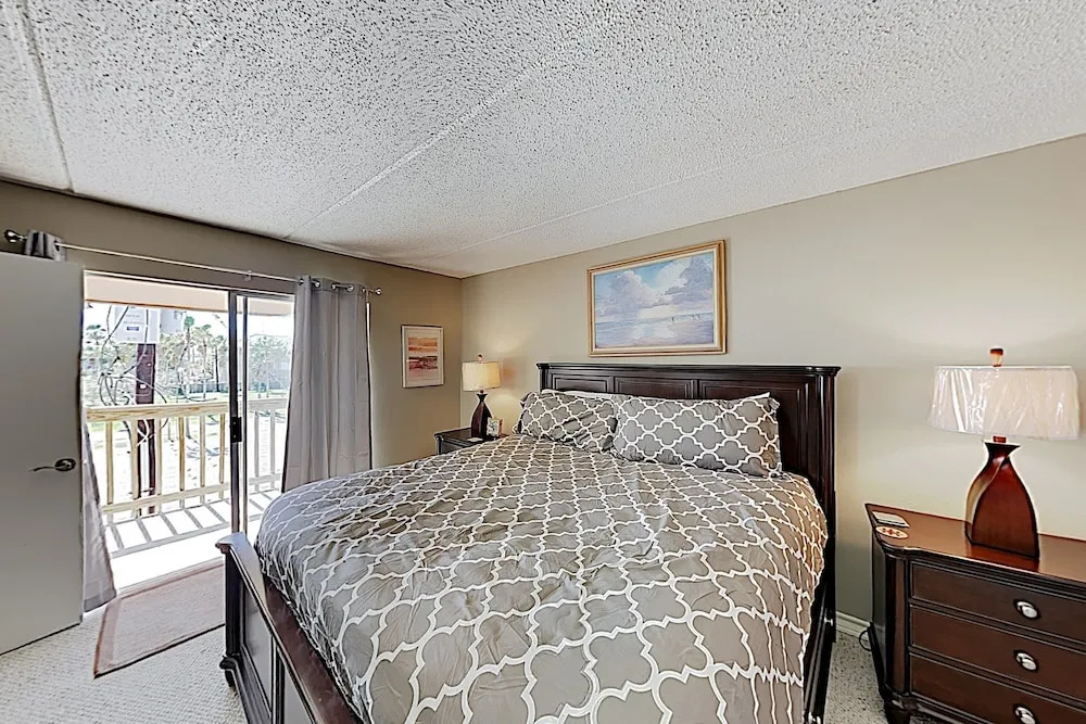 New Listing! Bay-view W/ Pool, Walk To Beach 2 Bedroom Condo