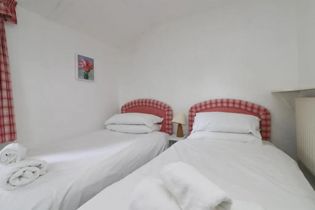 Spacious & modern beach house, 100m to beach