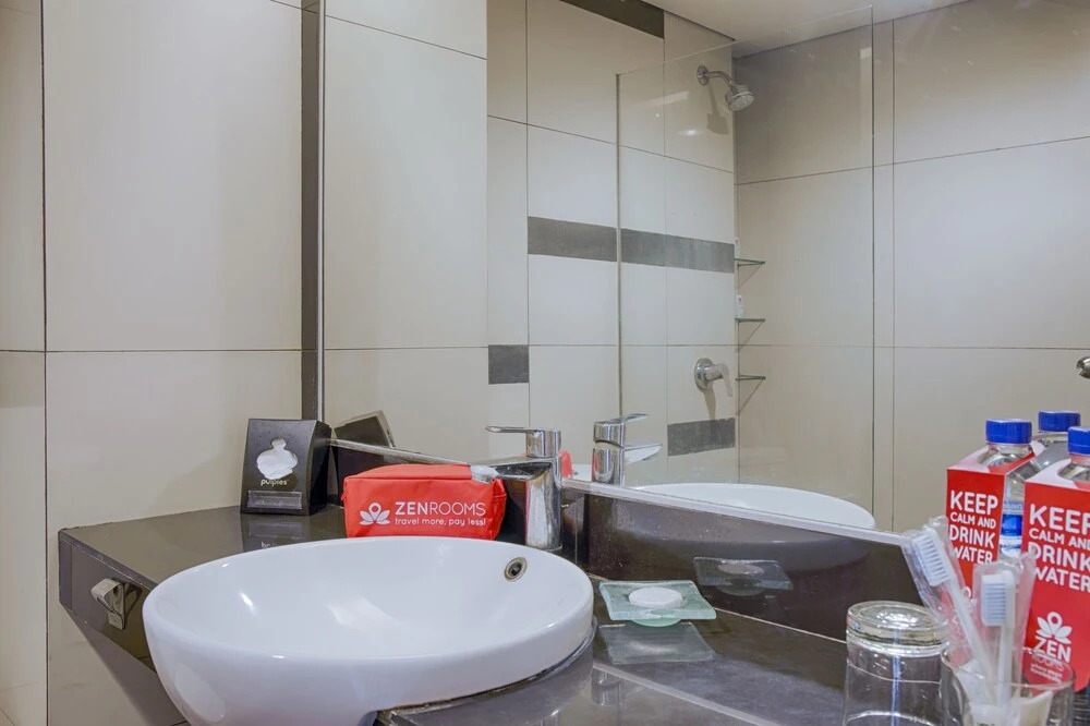 ZEN Rooms Kartika Plaza