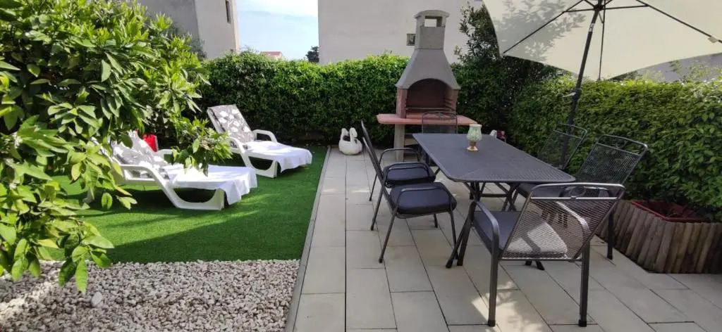 Apartment FINS with garden at Split suburbs