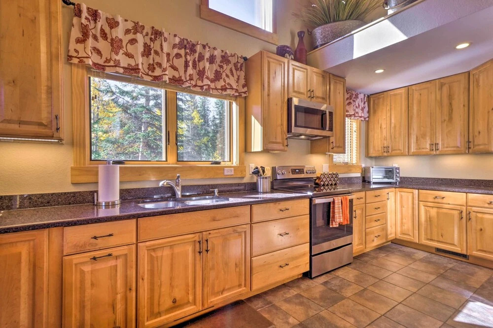 Luxury 4 BR Cabin: 2 King Suites on Shuttle Route