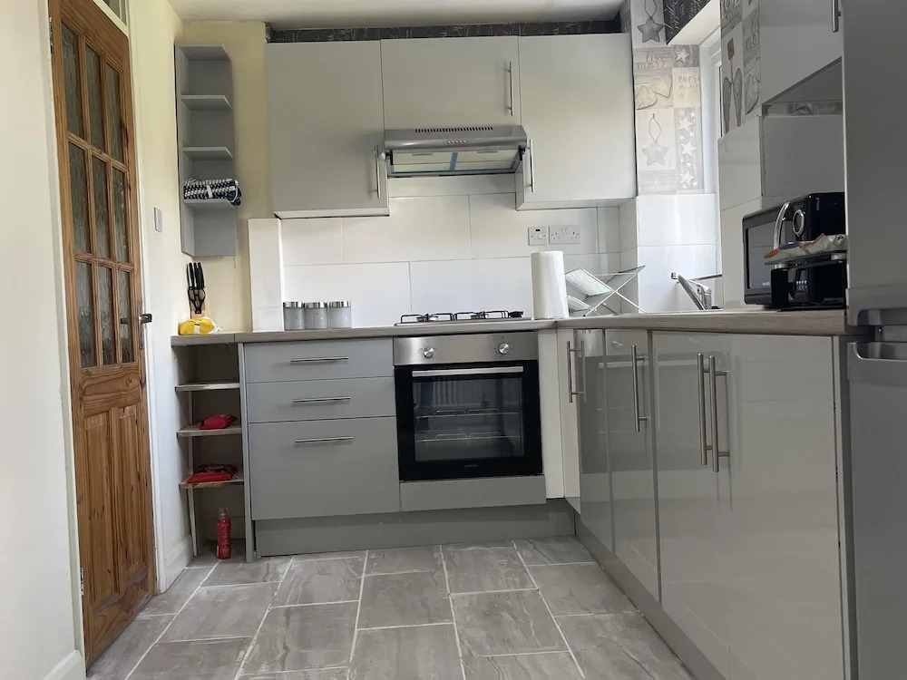 Enjoy Lovely 4 bed Apartment With Garden