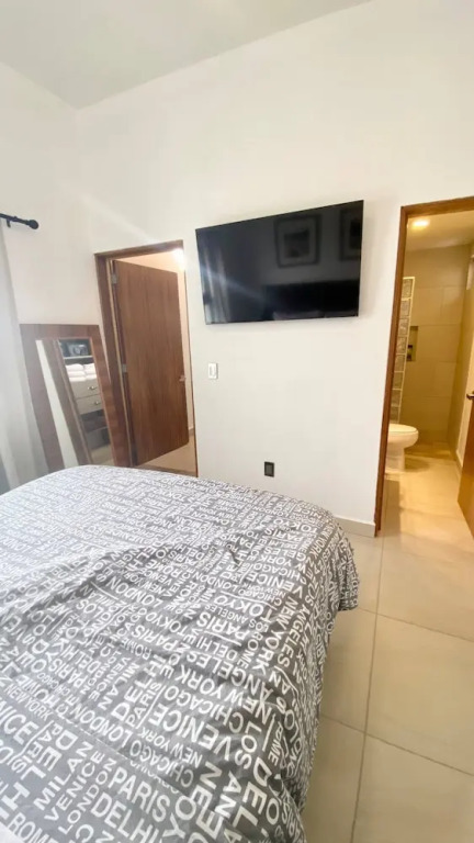 Renovated 1 Bdrm Guest House -walk to Everything -bikes -gym - Pickleball Court