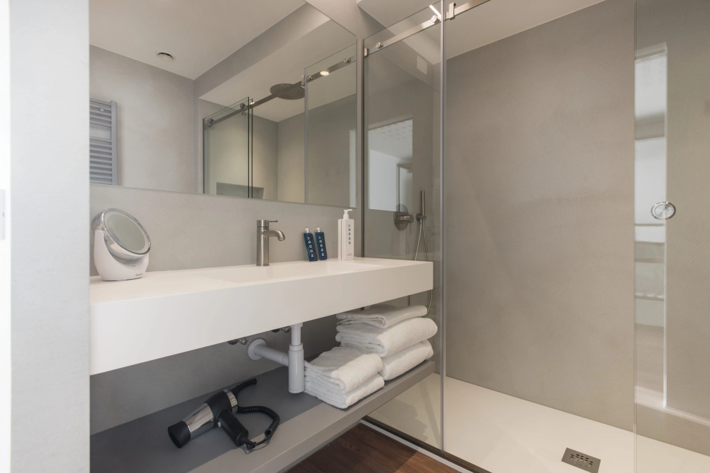 HOODY ACTIVE & HAPPINESS HOTEL