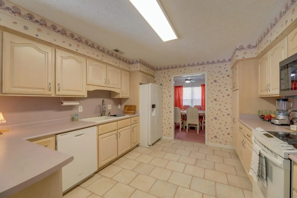 Pine Knoll Shores Getaway - Walk to Beach!
