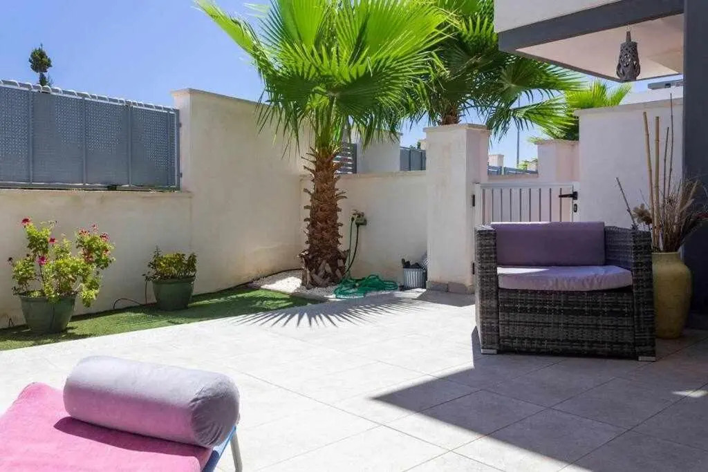 PINK GARDEN-Bungalow con piscina.Free Parking