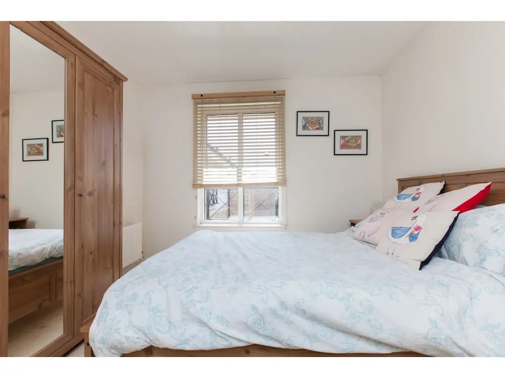 Bright, Modern 2BR Flat for 3 With Parking