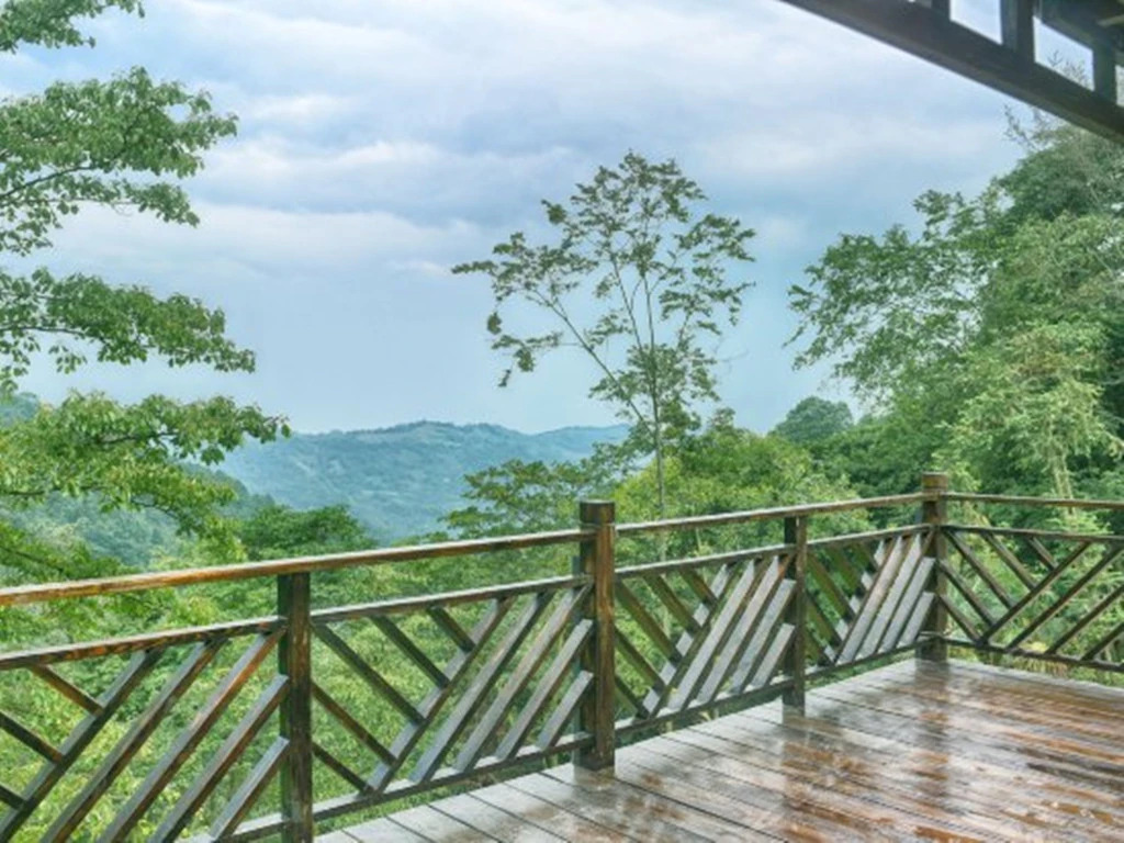 Chengdu Lying Dragon Lake Hotel