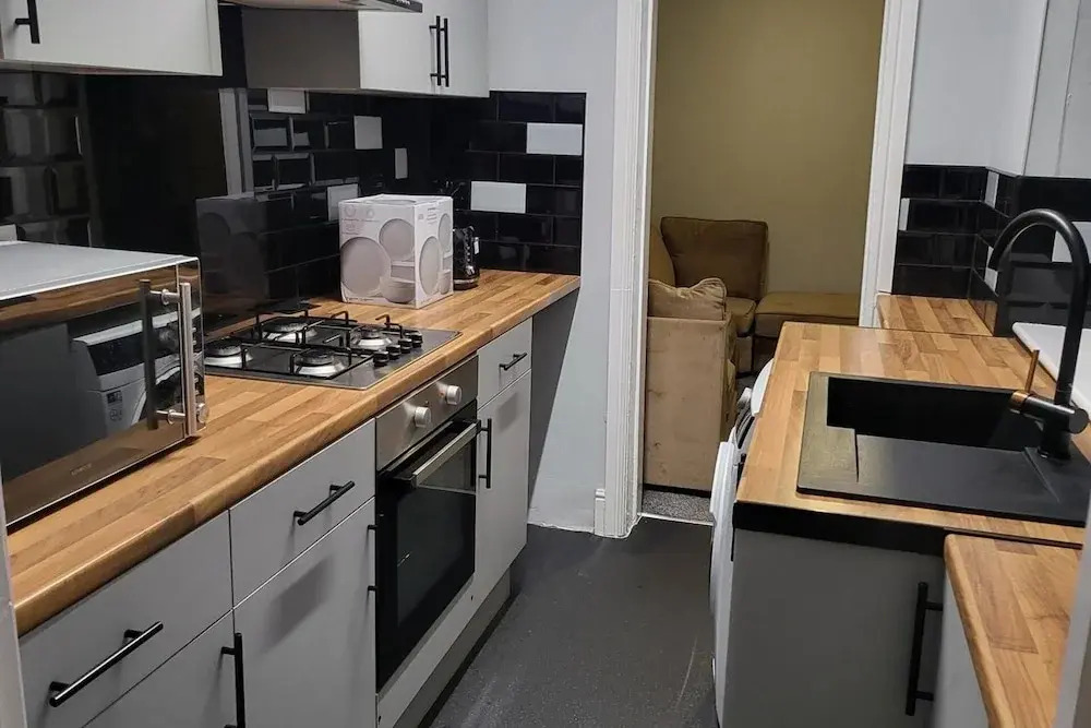 Apartment - Sleeps 5 - Great Location - Parking