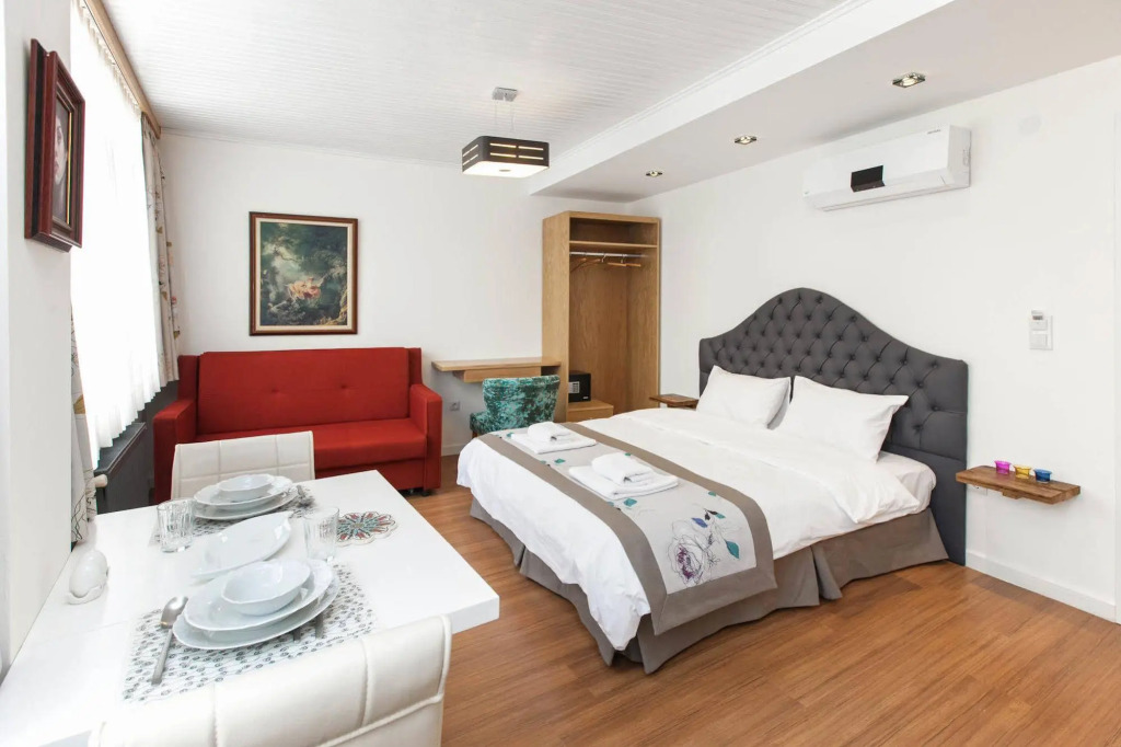 Myra Pera Apartments