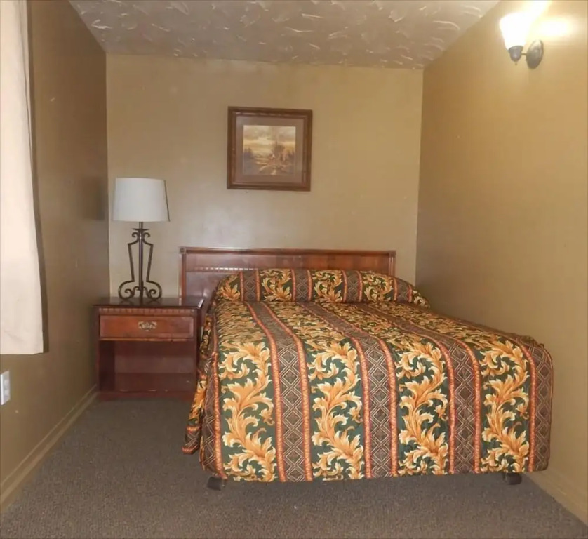 Cedar Village Motel