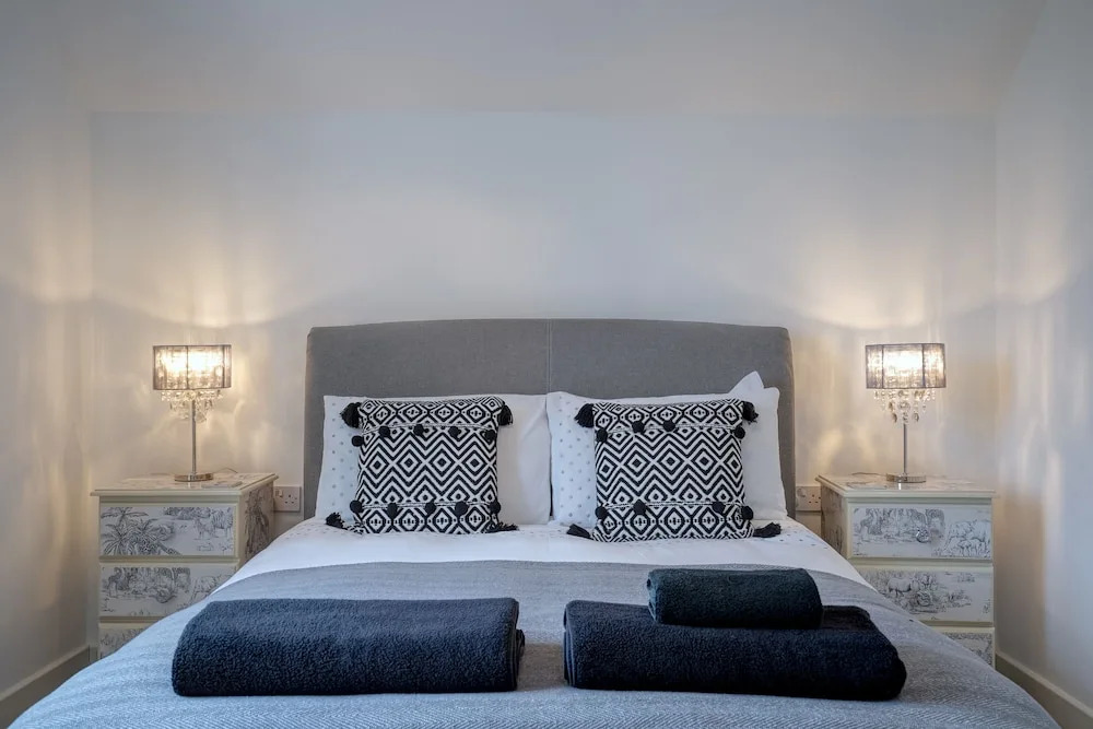 Norfolk Luxe Beach House Sleeps 8 Dog Friendly