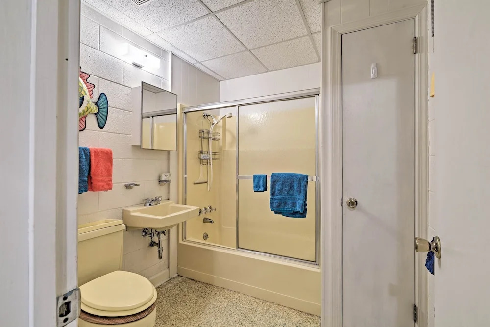 Pet-friendly Second Row House Steps to Beach!