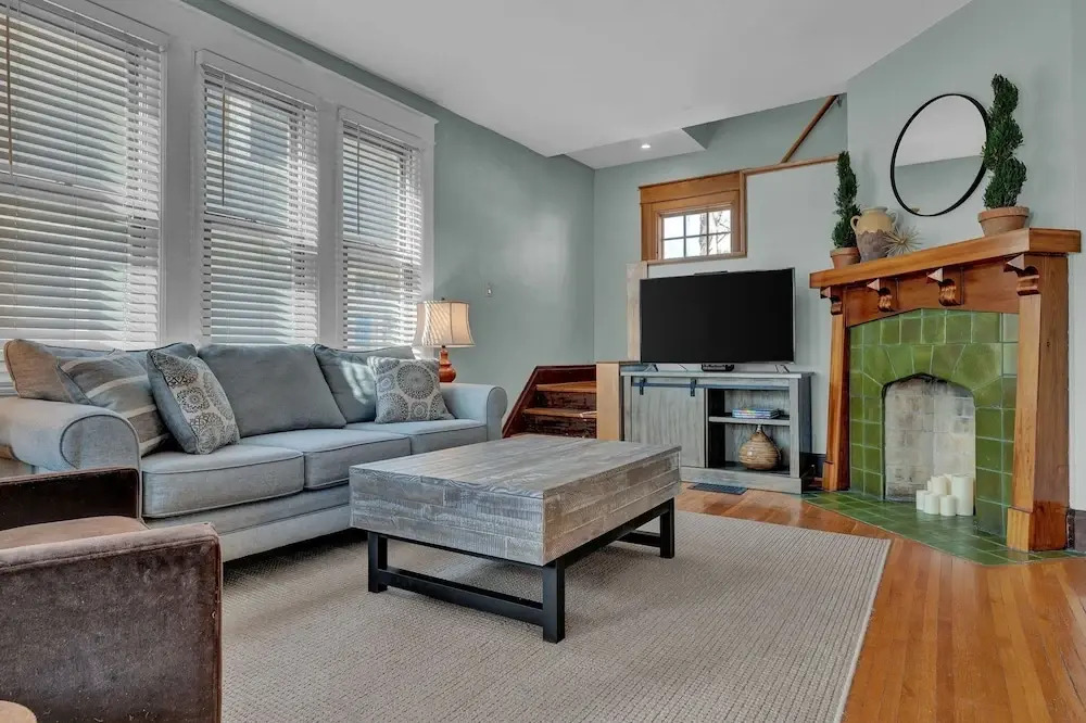 Oakley Square 3br Charmer - Total Walkability 3 Bedroom Home by RedAwning